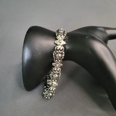 Pulsera de moda con corazón de flor de metal tono plateado para mujer cierre plegable 7 3/4 pulgadas Foto 1 de 4