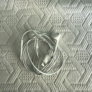 Authentic Apple A1748 Wired EarPods Headphones Lightning for iPhone OEM - Photo 1 sur 5
