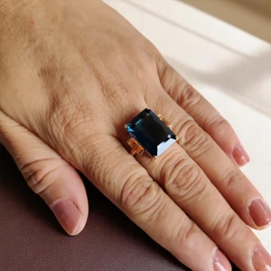 Anillo de compromiso de oro amarillo de 18 quilates corte esmeralda de 18,90 quilates topacio azul Londres natural - Imagen 1 de 12