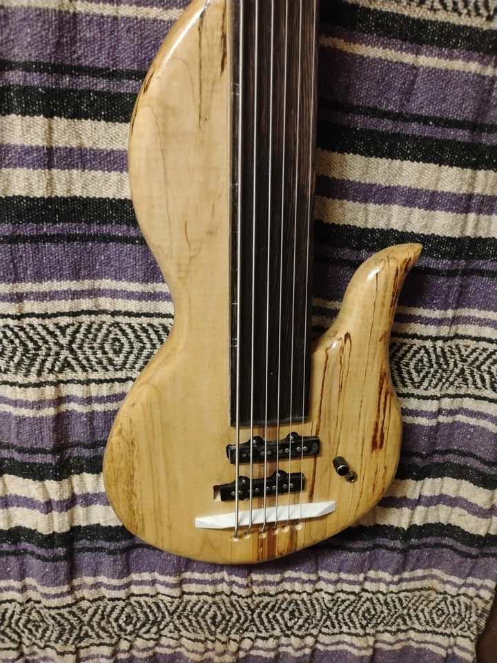 Baixo sem trastes destro 6 cordas lobo de bordo nativo wishbass escala 34"  - Imagem 1 de 4