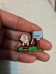 PIN DE SOLAPA CHARLIE BROWN ~ COLECCIÓN DE CACAHUETES Willabee & Ward ~ Carta en el buzón - Imagen 1 de 3