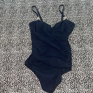 GOTTEX taglia 14 pezzo unico nuoto nero scollo a V lato increspato strass imbottito usato in ottime condizioni - Foto 1 di 11