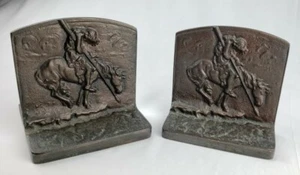 Par de sujetalibros antiguos de metal guerrero indio nativo americano vintage con lanza a caballo - Imagen 1 de 11