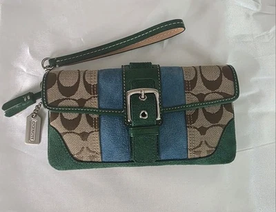 复古蔻驰Y2K腕带,带绿色和蓝绿色麂皮绒和标志性“C”标志 — 第 1/4 张图片