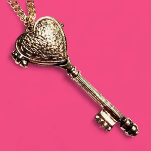 COLLAR DE CERRADURA CORAZÓN LLAVE ESQUELETO pequeño colgante dorado steampunk victoriano nuevo Q2 - Imagen 1 de 5
