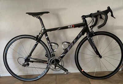 Bicicleta Fuji Super Lite carbono SL1. Esta bicicleta fue usada por Pro Fast Fredy Rodrigez Foto 1 de 4