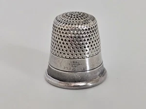 Antiker Webster Co Sterlingsilber Größe #8 Fingerhut mit geätztem Randdetail - 2,4 gr - Bild 1 von 9