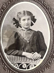ANTIQUE CABINET CARD PHOTOGRAPH OF YOUNG GIRL WITH HAIR RIBBONS BY MRS. CONKLIN - Picture 1 of 5