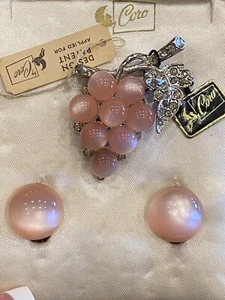 JUEGO DE BROCHE Y PENDIENTES DE UVA MOONGLOW CORO PEGASUS PEACH DE COLECCIÓN - Imagen 1 de 8