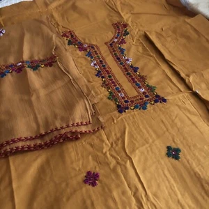 MIRROR WORK HAND EMB BALOCHI 3Pcs CAMBRIC SUIT &CHIFON DUPATA. UNSTITCH. MUSTARD - Picture 1 of 4