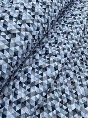 Le Tissu Baumwolle DREIECKE grau weiß anthrazit STEPPSTOFF Matelasse 2 SEITEN - Bild 1 von 4