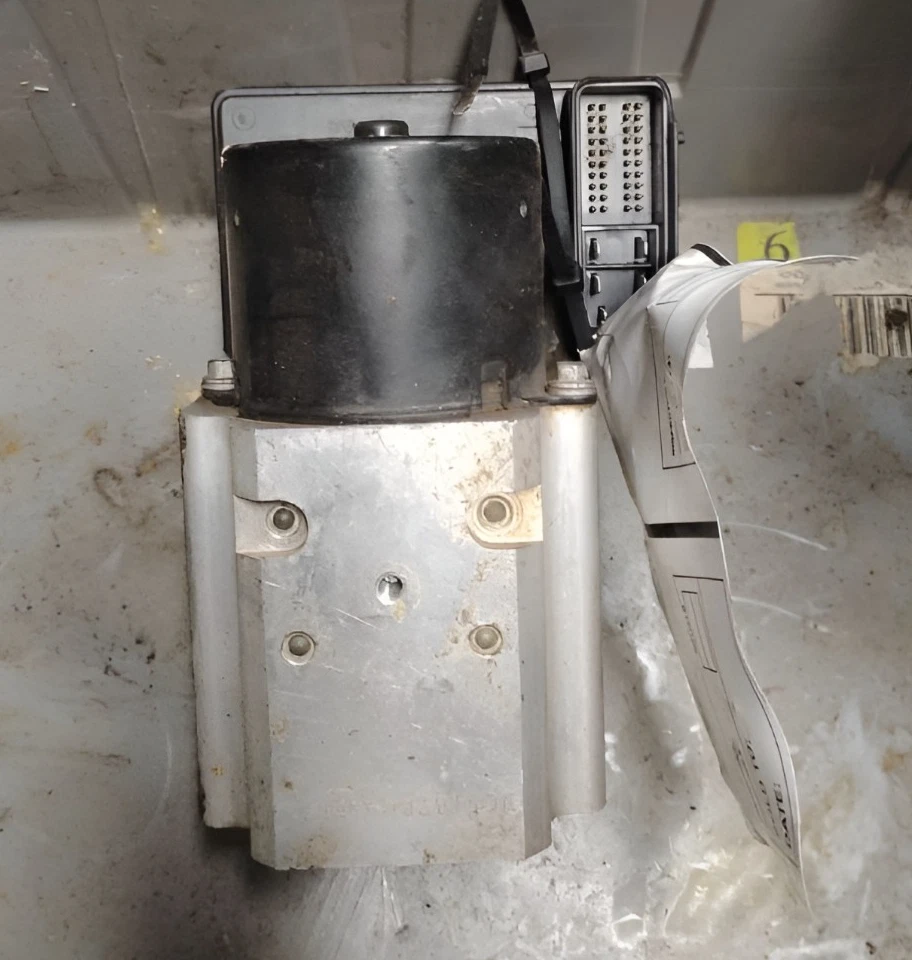 2004-2006 Cadillac Escalade  ABS Anti-Lock Brake Pump Assembly OEM - Image 1 of 4