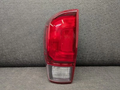LUZ TRASERA IZQUIERDA HALÓGENA AFTERMARKET 2018-2023 TOYOTA TACOMA LADO DEL CONDUCTOR Foto 1 de 4