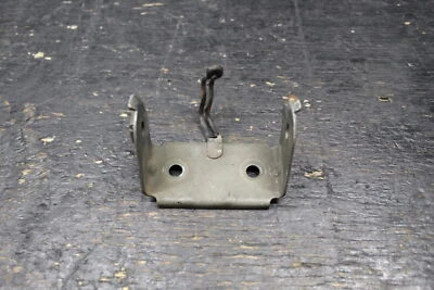 2003 03-05 SUZUKI SV1000 БЕНЗОБАК ТОПЛИВНЫЙ ЭЛЕМЕНТ БЕНЗИНА РЕЗЕРВУАР КРОНШТЕЙН КРЕПЛЕНИЕ 04 - Изображение 1 из 2