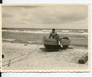 altes Foto 1950er Frau auf Boot am Strand, 10x7cm - Bild 1 von 1
