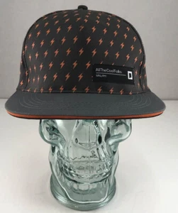 Penshoppe ALL THE COOL FOLKS Mütze mit Druckknopflasche ~ neu mit Etikett - Bild 1 von 7