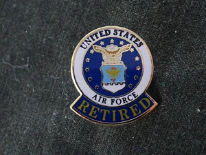 Crest 2) US Pin Badges Abzeichen Air Force USAF RETIRED - Picture 1 of 2