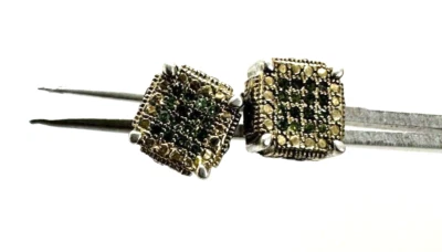 Aretes de plata de ley con puntos y diamantes verdes Foto 1 de 4