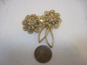 OLD GOLD COLOR FLOWER COSTUME JEWELRY BROOCH RHINESTONE PIN/BROOCH - Picture 1 of 1