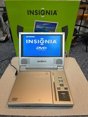 Reproductor de DVD Insignia ISPD040922 plateado portátil recargable con pantalla LCD de 7 pulgadas Foto 1 de 4
