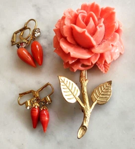 Broche rosa celuloide coral rosa tallado tono dorado de colección con 2 pendientes de vidrio naranja - Imagen 1 de 9