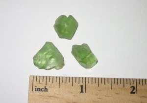 3 PEQUEÑOS CRISTALES DE PERIDOTO RUGOSOS NATURALES DE BUENA CALIDAD 0,2"- 0,5" 5 gramos (25 cts) *1 - Imagen 1 de 9
