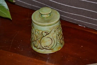 Plato de azúcar cubierto verde de cerámica hecho a mano con peras Foto 1 de 4