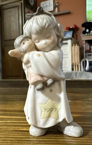 Pretty as a Picture Holiday Hugs & Kisses Bahner Studios Kim Anderson 1997 - Imagen 1 de 6