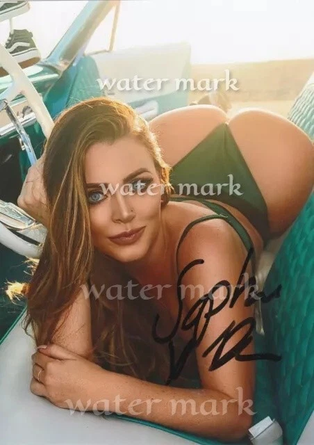 SOPHIE DEE REPRINT PHOTO SIGNED SIZE 11"X8". #1 — 第 1/1 张图片