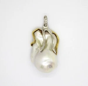 Ciondolo in Oro Bianco e Giallo 18k con Perla Barocca e Diamanti taglio Brillant - Imagen 1 de 3