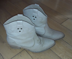 Women's Short Cut Cowboy boots Size UK7