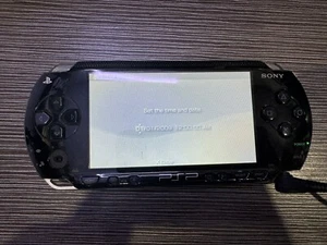 DEUX Sony PlayStation PSP-1001 état de fonctionnement pour PIÈCES - A lire ! - Photo 1/17