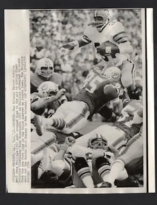 1974 Press Photo Nick Buoniconti Miami Dolphins Leads Defense to 21-0 vs Saints - Picture 1 of 3