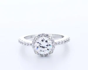 Anillo con halo de oro de 14 quilates de corte redondo E/VVS2 de diamantes creados en laboratorio de 2,1 quilates con detalles - Imagen 1 de 4