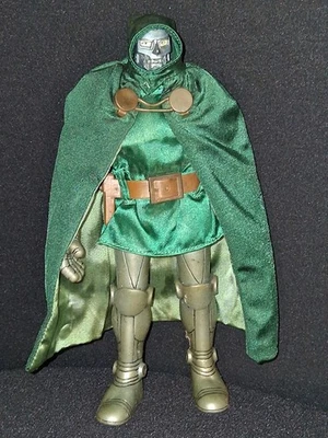 Boneco Dr. Doom capa famosa Marvel Fantastic 4 Toy Biz 1998 - Imagem 1 de 2
