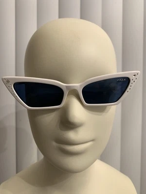 Gafas de sol Gigi Hadid Vogue ojo de gato marco blanco lentes negras Foto 1 de 4