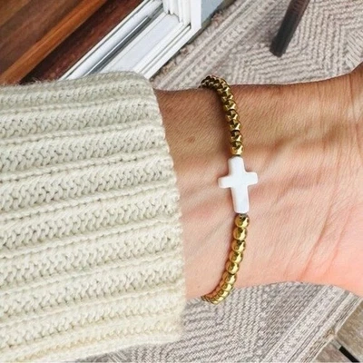 防水珍珠十字架手链金色串珠弹力无玷污妈妈女儿 Gif — 第 1/4 张图片