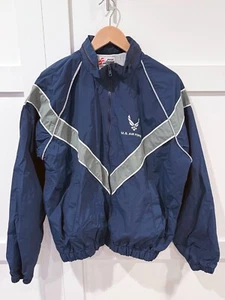 Chaqueta cortavientos militar de entrenamiento AF PTU de la Fuerza Aérea de los Estados Unidos usada en excelente estado talla MEDIANA - Imagen 1 de 3
