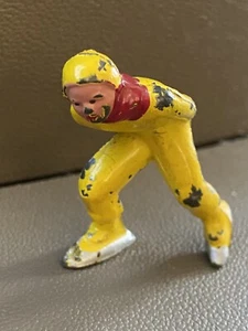 BARCLAY MANOIL LEAD FIGURE ICE SKATER MAN YELLOW SUIT VINTAGE 1940s LIONEL - Picture 1 of 3