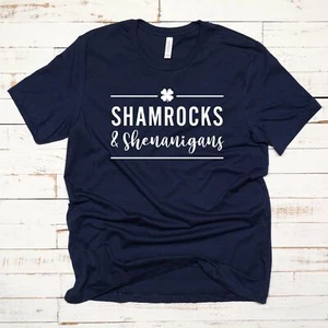 Shamrocks & Shenanigans, Unisex Shirt - Bild 1 von 3