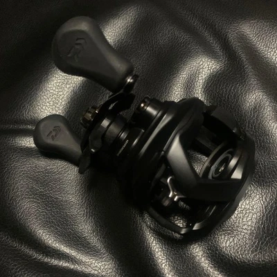 Daiwa TATULA TW 80 Baitcaster Reel 8:1 Gear Ratio No Box US No Customs Fees - Image 1 of 3