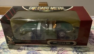 New And Boxed Road Signature 1:18 1971 Jaguar E-Type Roadster Green - Picture 1 of 4