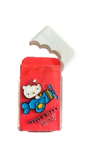 Vintage! Sanrio 1976 Hello Kitty Radiergummi mit Hartschalenkoffer Flugzeug rot Radiergummi - Bild 1 von 9
