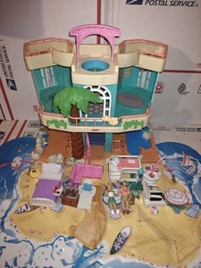 2003 Fisher Price Sweet Streets OCEAN CLUB beach house playset With Accessories - Picture 1 of 3