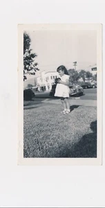 1950's Girl Focusing Her Camera to Take a Picture w Her Brownie Gift Camera - Picture 1 of 2