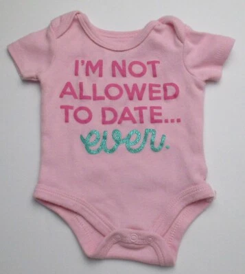 Bebé Niñas Recién Nacido Bebé Iniciador I'm Not Allowed to Date Ever Camisa Rosa Foto 1 de 2