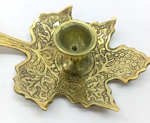 Hermoso Candelabro Pequeño Amarillo Latón Grabado, Forma Hoja de Uva - Imagen 1 de 7