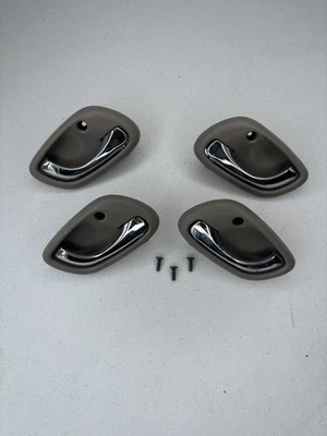 Maçaneta interna Suzuki XL-7 Vitara Chevy Tracker fabricante de equipamento original cromada 99-06 - Imagem 1 de 2