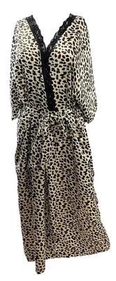 Bata de seda manga corta para mujer. Estampado de leopardo Foto 1 de 4