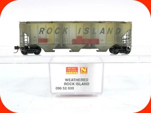 N Scale ***ROCK ISLAND*** Weathered 3-Bay Covered Hopper - Micro Trains 09652030 - Picture 1 of 5